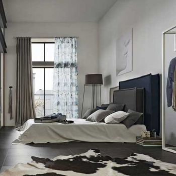 Gardinen im Schlafzimmer eines Loft